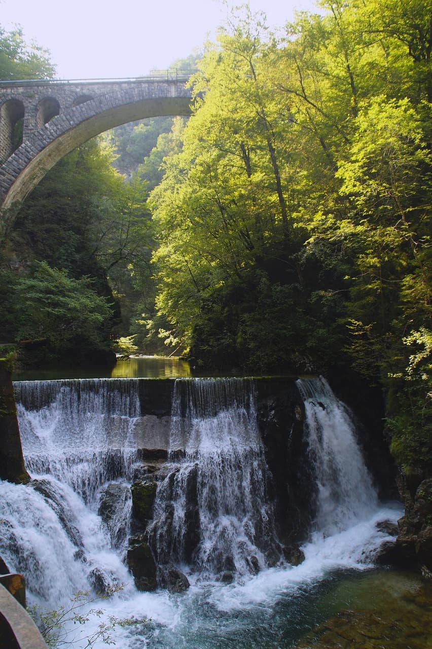 Pont en pierre et cascade en Slovénie