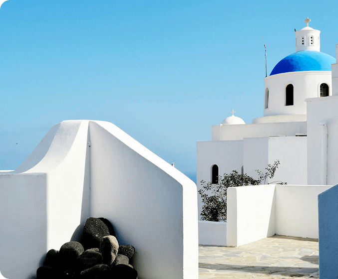Architecture grecque traditionnelle des Cyclades avec église au dôme bleu et blanc