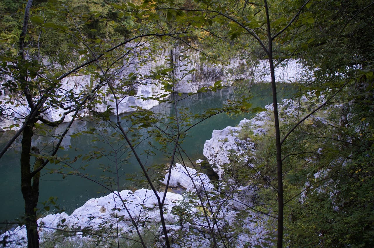 Rivière Soča aux eaux émeraude