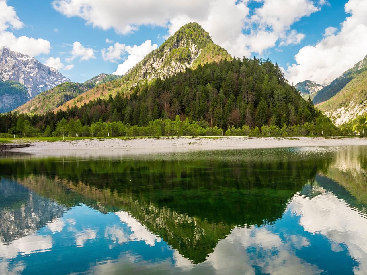 Lac Jasna avec reflet des montagnes