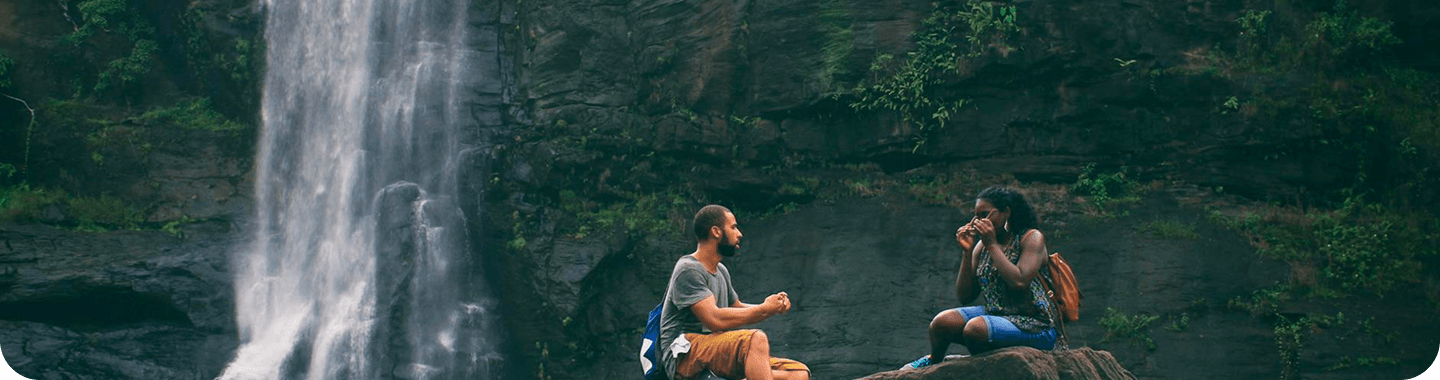 Aventuriers près d'une cascade dans la nature - esprit d'exploration INAYA