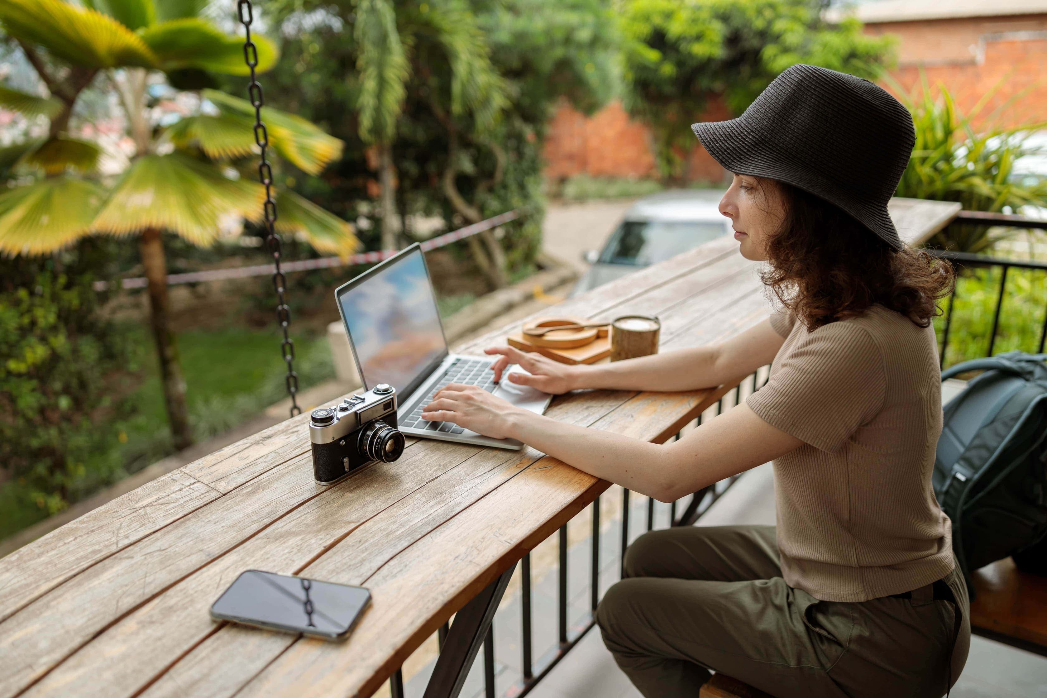 Digital nomad travaillant sur un ordinateur dans un cadre naturel